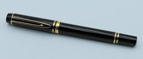 WATERMAN -Penna stilografica- Corpo e cappuccio in pregiata resina nera con finiture dorate. Ricarica a cartuccia. Pennino F in oro giallo bicolore 18...