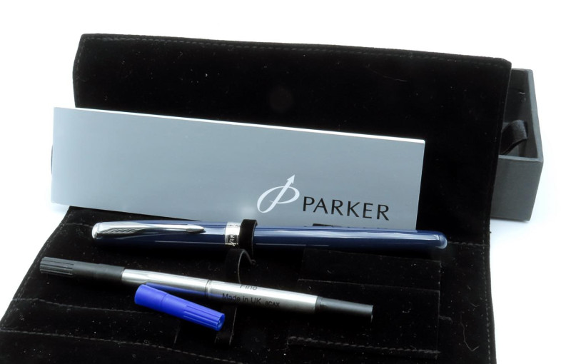 PARKER -Penna roller- Sonnet. Corpo in resina blu con finiture argentate. Refill...