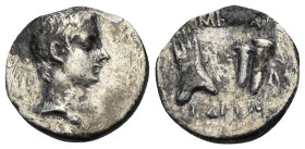 Augustus, 27 BC-14 AD. Denarius, Pergamum circa 19-18 BC, AR 18.91 mm, 3.43 g.
Fine