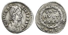 Theodosius II, 408-450. Siliqua Constantinopolis 438/50, AR 15.64 mm, 0.94 g. 
About VF