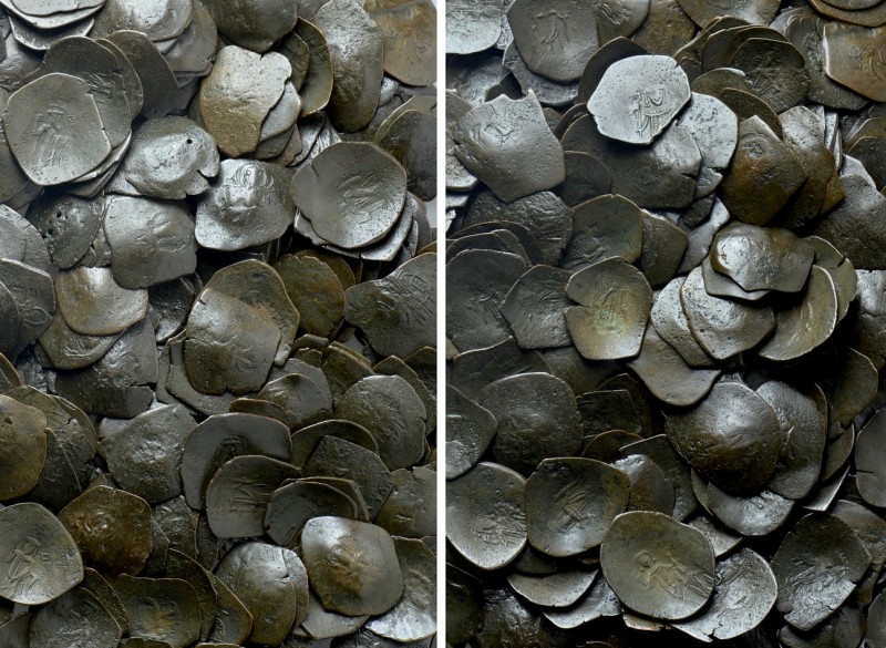 Circa 295 Byzantine Coins. 

Obv: .
Rev: .

. 

Condition: See picture.
...