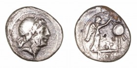 Anónimo. Victoriato. AR. (208 a.C.). A/Cabeza laureada de Júpiter a der. R/Victoria coronando un trofeo, entre ambos letra R y en exergo ROMA. 1.43g. ...