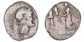 Egnatuleia. Quinario. AR. (97 a.C.). A/Cabeza laureada de Apolo a der., detrás (ley.) y debajo Q. R/Victoria en pie a izq., delante un trofeo, en el c...
