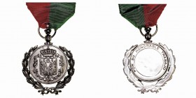 Condecoración. AR. Medalla de plata al Mérito por la ciudad de Granada. 34.00mm. Con cinta y pasador. EBC.