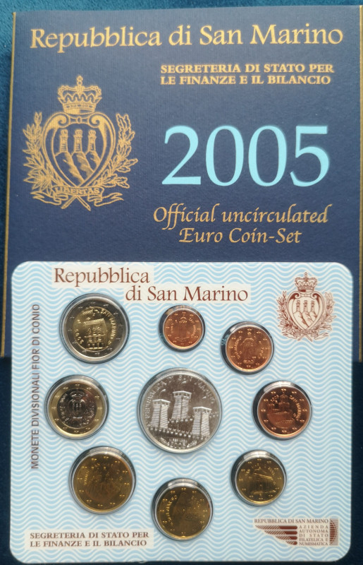 Lotti e Confezioni. San Marino. Serie divisionale annuale 2005. Con 5 Euro in Ag...