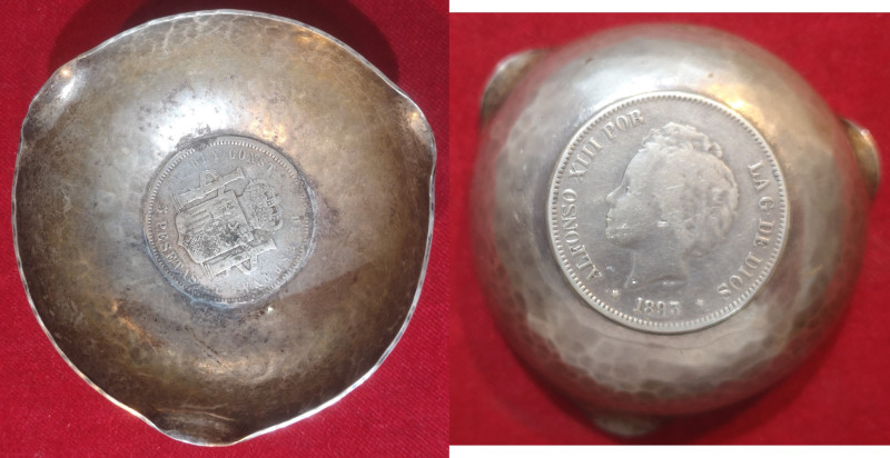 Varie. Argentina. Posa cenere in argento. XIX Secolo. Con moneta da 5 Pesetas 18...