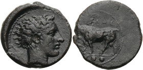 Sizilien. 
Gela. 
AE Trias, 420-405 v. Chr. Kopf des jugendlichen Flussgottes Gelas n. r. Rv. GELAS Stier n.l., darunter drei Wertkugeln. 3,86 g. 18...