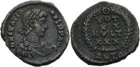 Kaiserzeit. 
Gratianus, 367-383. Nummus, 378-383 Antiochia. Drap., gep. Büste mit Perlendiadem n. r. Rv. VOT/ XX/ MVLT/ XXX im Kranz; im Abschnitt AN...