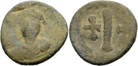 Bleimarken. Blei-Dekanummion, o. J., Aufstand der Heraclii (?), 608-610. Büste frontal des Mauricius Tiberius (?). Rv. I zwischen zwei Kreuzen. 13 mm....