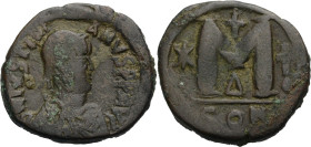 Iustinianus I., 527-565. AE Follis, 527-537 Konstantinopel. Drap. Büste mit Diadem n. r. Rv. Großes M, darunter Off. D ; l. Stern, r. Kreuz auf Globus...