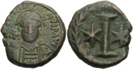 Iustinianus I., 527-565. AE Dekanummion Rom. Behelmte, gepanzerte Büste frontal, Schild und Kreuzglobus haltend. Rv. Großes I, l. und r. je ein Stern;...