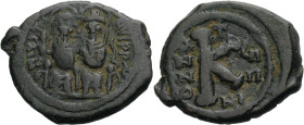 Iustinus II., 565-578. Bronze-Halbfollis, 573-574 Nikomedia. Iustinus l. und Sophia r. nebeneinander auf Doppelthrone frontal sitzend. Rv. Großes K, d...