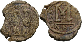 Iustinus II., 565-578. Folis, 573-574 Mit Sophia. Nikomedia. Iustinus und Sophia nebeneinander frontal thronend. Rv. Großes M, darunter A, Jahreszahl,...
