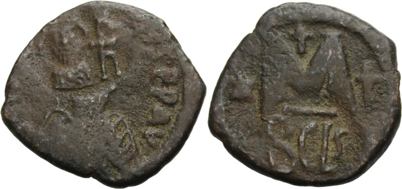 Heraclius, 610-641. Bronze-Follis. Vs. Überprägt mit rundem Gegenstempel: Büste ...