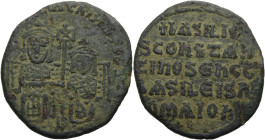 Basilios I., 867-886. Bronze-Follis, mit Constantinus. Basilios l. und der viel kleinere Constantinus r. stehend, jeder mit Kreuzkrone und Loros; sie ...