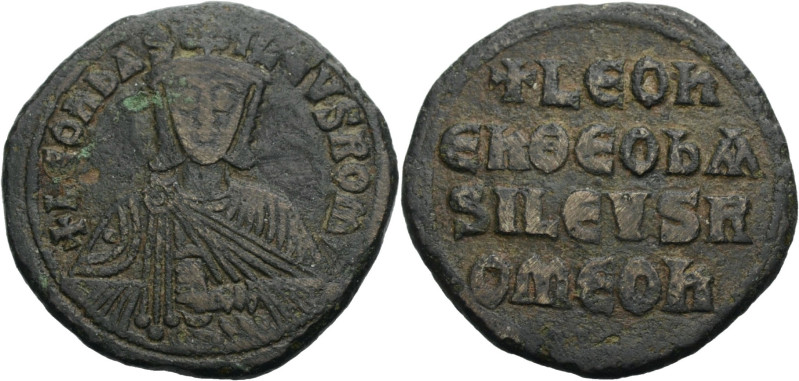 Leo VI., 886-912. Follis, Konstantinopel. Büste frontal mit Krone, Akakia in der...