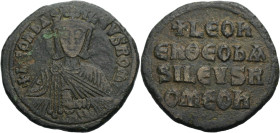 Leo VI., 886-912. Follis, Konstantinopel. Büste frontal mit Krone, Akakia in der L. Rv. Vier Zeilen Schrift. 6,24 g. 26 mm. So. 34.4, Sear 1728.. 

...
