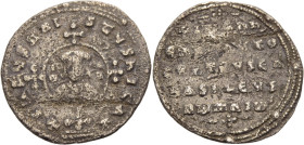 Johannes I., 969-976. Miliaresion, Silber. Monstranzförmiges Kreuz auf Globus, im Medaillon Büste des Johannes von vorne im loros und mit Krone. Rv. 5...