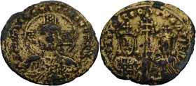 Basilios II. mit Konstantinos VIII., 976-1025. Zeitgenössische Fälschung eines Histamenons, Bronze vergoldet. Die Büste Christi frontal mit Kreuznimbu...