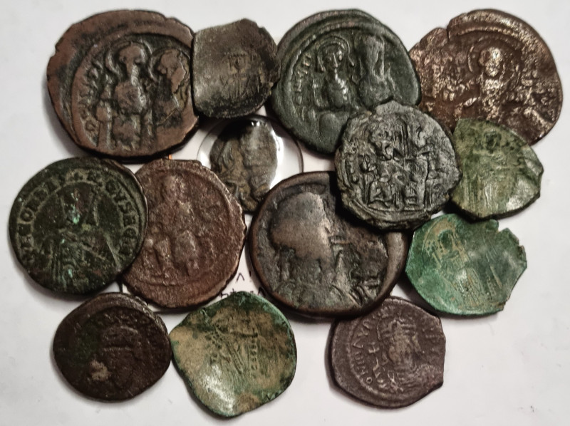 Lots. LOT von 14 byzantinischen Münzen, Alle Bronze. Verschiedene Herrscher/ Ära...