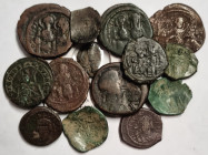 Lots. LOT von 14 byzantinischen Münzen, Alle Bronze. Verschiedene Herrscher/ Ära. (14). . 

Schön