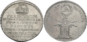 FRANZ I., 1745-1765. Silberjeton 1745 auf seine Krönung zum römischen König in Frankfurt. Kaiserkrone über 8 Zeilen Schrift. Rv. Strahlendes Auge Gott...