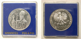 Polen, Königreich. 
VOLKSREPUBLIK, 1945-1989. 10000 Zloty 1987 auf den Besuch des Papstes. Brustbild Johannes Pauls II. schräg n. l. Rv. Adler. 35 mm...