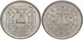 Nepal. 
Shah Dynastie. 
Birendra Bir Bikram 1974-2001. Cu-Nickel Rupie, VS 2031 / 1973 A.D. Auf der Krönung des Königs. Krone im Kreis mit Symbolen....