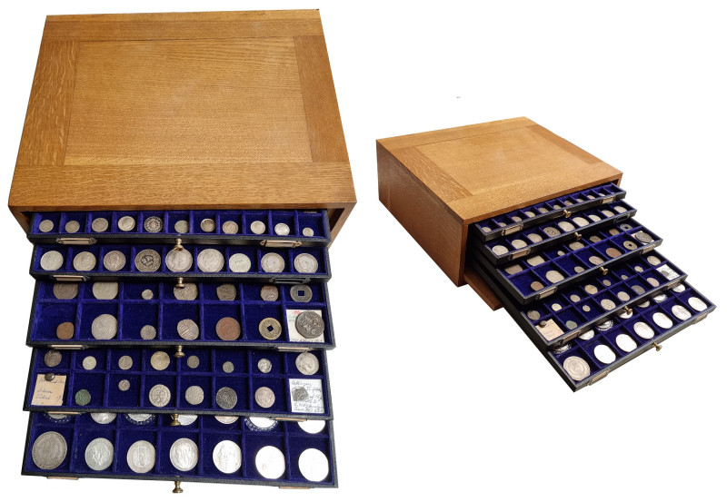 Münzkasten mit fünf Tabletts. Holz, 35 x 29 x 13 cm, abschließbar. Enthält den R...