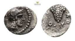 Cilicia. Soloi-Pompeiopolis circa 410-375 BC. Obol AR, 10,2 mm., 0,69 g.
Helmeted head of Athena right, within dotted border / [Σ]ΟΛΙΚΟ, grape bunch ...