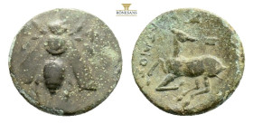 Ionia, Ephesos. Ae, 4th century BC. 2,7 g. 16,5 mm.
Obv: Ε - Φ. Bee.
Rev: Stag kneeling left, head right; astragalos above.
Ref: BMC 58ff. (differe...