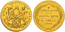 SPEZIALSAMMLUNG BERN 
 Doppeldukat 1703.
 Av. Gekröntes Berner Wappen zwischen zwei aufrechten Löwen, die einen Hut empor halten.
 Neben dem Wappen...
