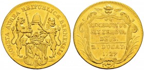 SPEZIALSAMMLUNG BERN 
 Doppeldukat 1727.
 Av. Gekröntes Berner Wappen zwischen zwei aufrechten Löwen, die einen Hut empor halten.
 Rv. Inschrift, W...