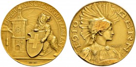 SPEZIALSAMMLUNG BERN 
 Schützenmedaille in Gold 1910. Eidgenössisches Schützenfest in Bern.
 Im Originaletui. 13.12 g. Richter 263a. Rand befeilt. G...