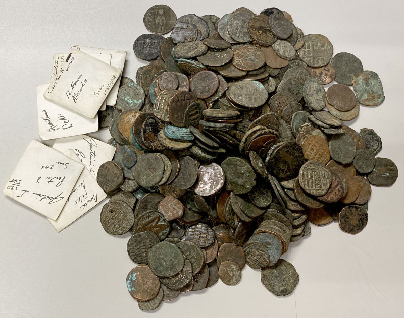 BYZANTINE EMPIRE: LOT of 392 bronzes, with a majority of anonymous types from th...