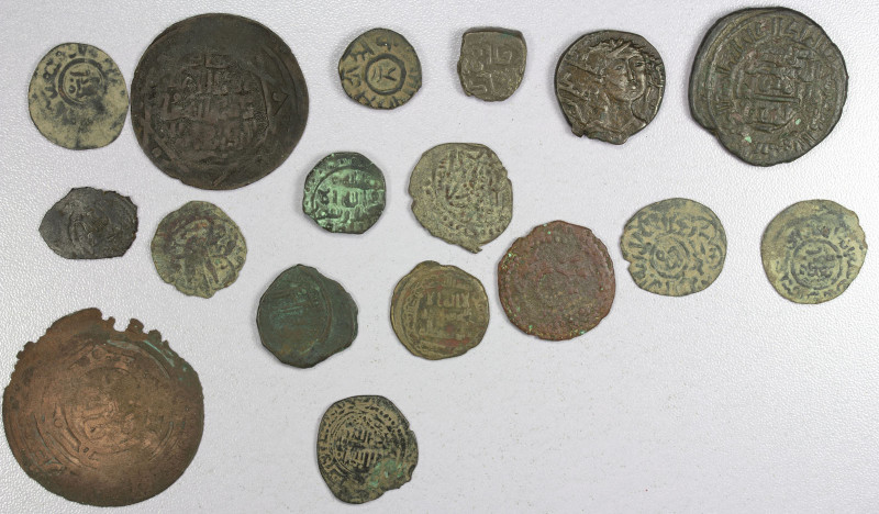 MEDIEVAL ISLAMIC: LOT of 17 copper coins, including Umayyad (1 pc, Balkh AH93, c...