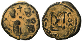 Arab-Byzantine. Umayyad Caliphate. al-Malik ibn Marwan, AH 65-86 / 685-705 AD. Fals (bronze, 3.56 g, 18 mm), Baalbek (Heliopolis). Two imperial standi...