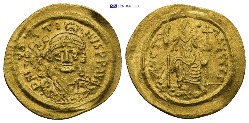 JUSTINIAN I (527-565). AV Solidus. Constantinople. 4.47 Gr. 22mm.
 Helmeted and ...