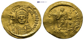 JUSTINIAN I (527-565). AV Solidus. Constantinople. 4.50 Gr. 22mm.
 Helmeted and cuirassed bust facing, holding globus cruciger and shield decorated wi...