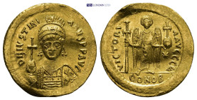 JUSTINIAN I (527-565). AV Solidus. Constantinople. 4.51 Gr. 21mm.
Helmeted, draped and cuirassed bust facing, holding globus cruciger and shield decor...