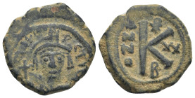 MAURICE TIBERIUS (582-602). Follis. Constantinople. 6.1 Gr. 21mm.
Helmeted, draped and cuirassed bust facing, holding globus cruciger. 
Rev. Large K; ...
