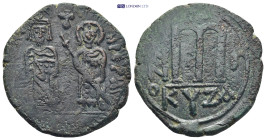 PHOCAS (602-610). Follis. Kyzikos. 12.9 Gr. 31mm.
Phocas and Leontia standing facing, holding globus cruciger and cruciform sceptre; between their hea...