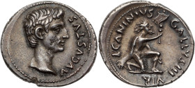 AUGUSTE (27 av. J.-C. - 14 apr. J.-C.)
Denier AR 3,92 g. L. Caninius Gallus.
A/ AVGVSTVS. Tête nue d’Auguste à droite.
R/ [L.CANINV]S GALLVS III.VIR. ...
