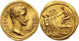 AUGUSTE (27 av. J.-C. - 14 apr. J.-C.)
Aureus, 7,85g. Lyon 14/12
A/ AVGVSTVS / DIVI.F. Sa tête nue à droite.
R/ L’empereur assis sur un estrade reçoit...