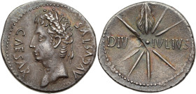 AUGUSTE (27 av. J.-C. - 14 apr. J.-C.)
Denier AR. 3,45 g. Colonia Patricia vers 18 av. J.-C.
A/ CAESAR AVGVSVS. Tête laurée d’Auguste à gauche.
R/ DIV...