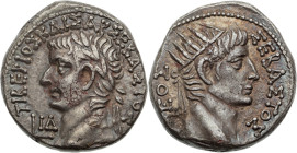 TIBÈRE et AUGUSTE
Tétradrachme AR. 13,35g. Alexandrie 
(An 14 de règne de Tibère=27-28 apr. J.-C.)
A/ TIBEPIOΣ KAIΣAP ΣΕΒΑΣΤΟΣ. Tête laurée gauche de ...