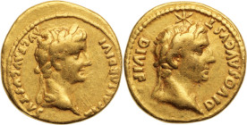 TIBÈRE et AUGUSTE
Aureus 7,77 g. frappé à Lyon en 14 
A/ TI CAESAR DIVI AVG F AVGVSTVS. Tête laurée de Tibère à droite. 
R/ DIVOS AVGVST DIVI F. Tête ...
