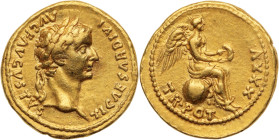 TIBÈRE (14-37)
Quinaire d’or 3,83 g. frappé à Lyon en 33
A/ TI CAESAR DIVI AVG F AVGVSTVS. Sa tête laurée à droite.
R/ TR POT XXXV. Victoire assise à ...