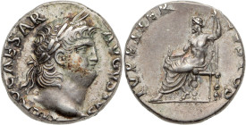 NÉRON (54-68) 
Denier AR. 3,44 g.
A/ NERO CAESAR AVGVSTVS. Tête laurée à droite.
R/ IVPPITER CVSTOS. Jupiter assis à gauche sur un trône, tenant la fo...