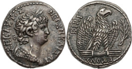 NÉRON (54-68) 
Tétradrachme AR. 14,52 g. Antioche.
A/ NEPΩN KAIΣAP- ΣΕΒΑΣTOΣ. Tête laurée. à droite, drapé de l’égide.
R/ Aigle de face, tête à droite...
